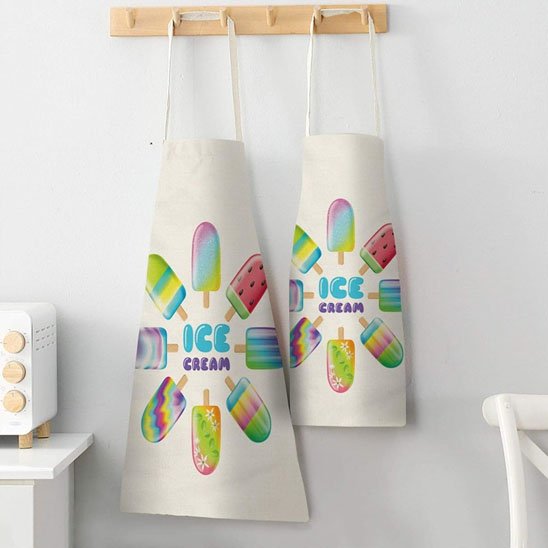 tablier de cuisine à motif de glaces suspendus à porte manteau mural